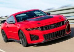 2026-ford-mustang-dark-horse-sc-front-3-4